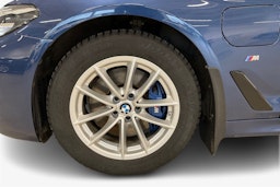 sininen BMW 530 2021 kuva 11.