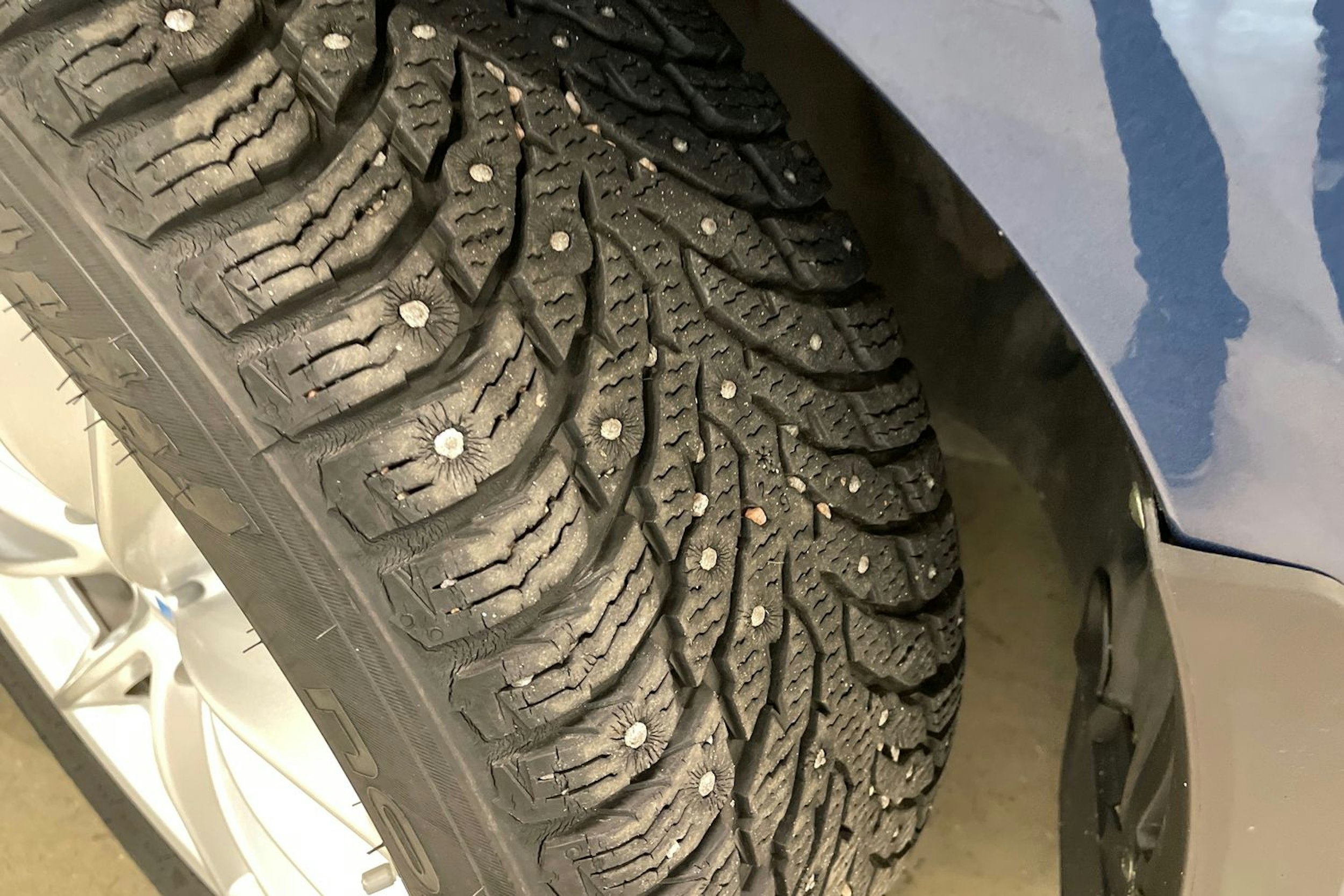 sininen BMW 530 2021 kuva 13.