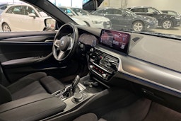 sininen BMW 530 2021 kuva 14.