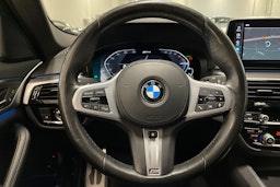 sininen BMW 530 2021 kuva 15.