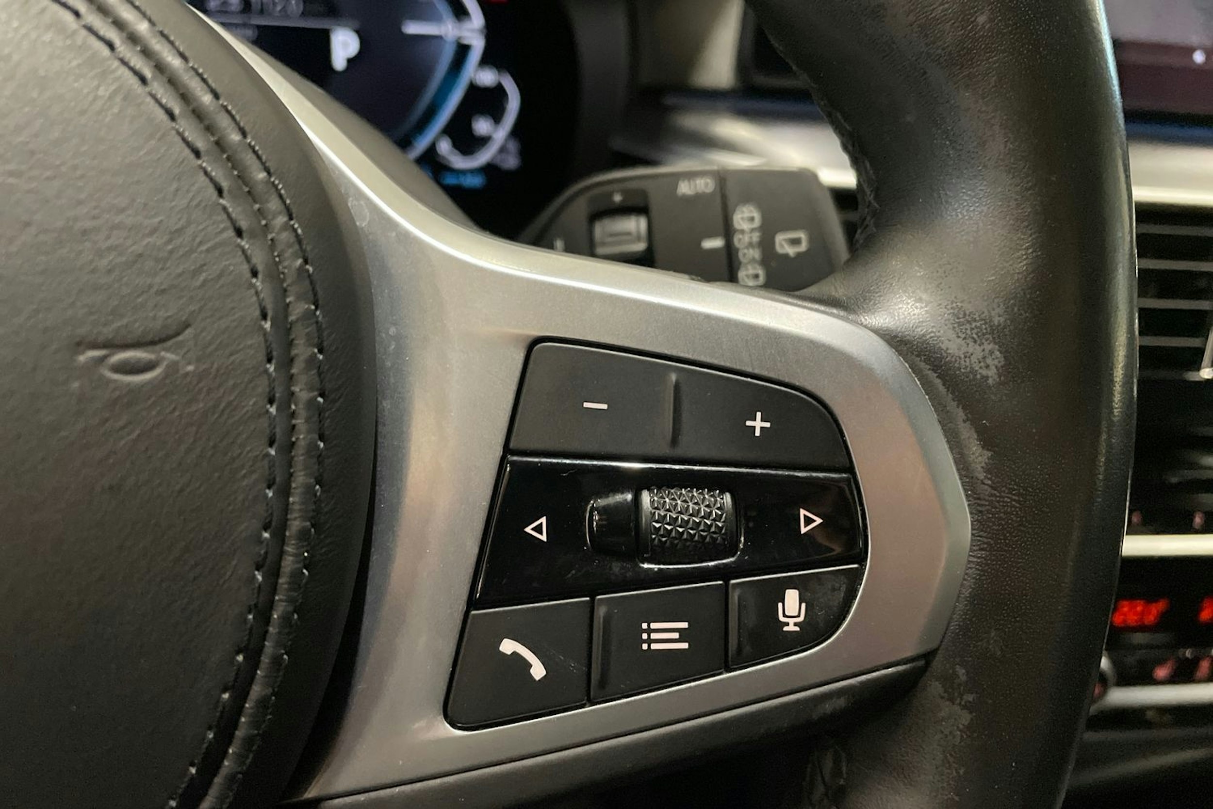 sininen BMW 530 2021 kuva 16.