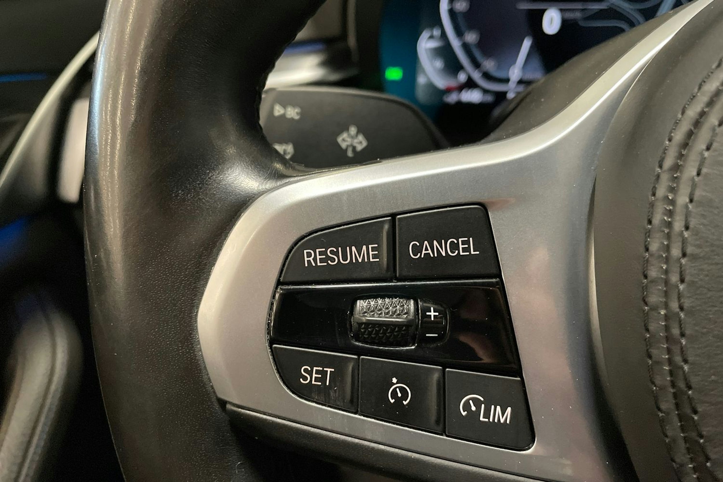 sininen BMW 530 2021 kuva 17.