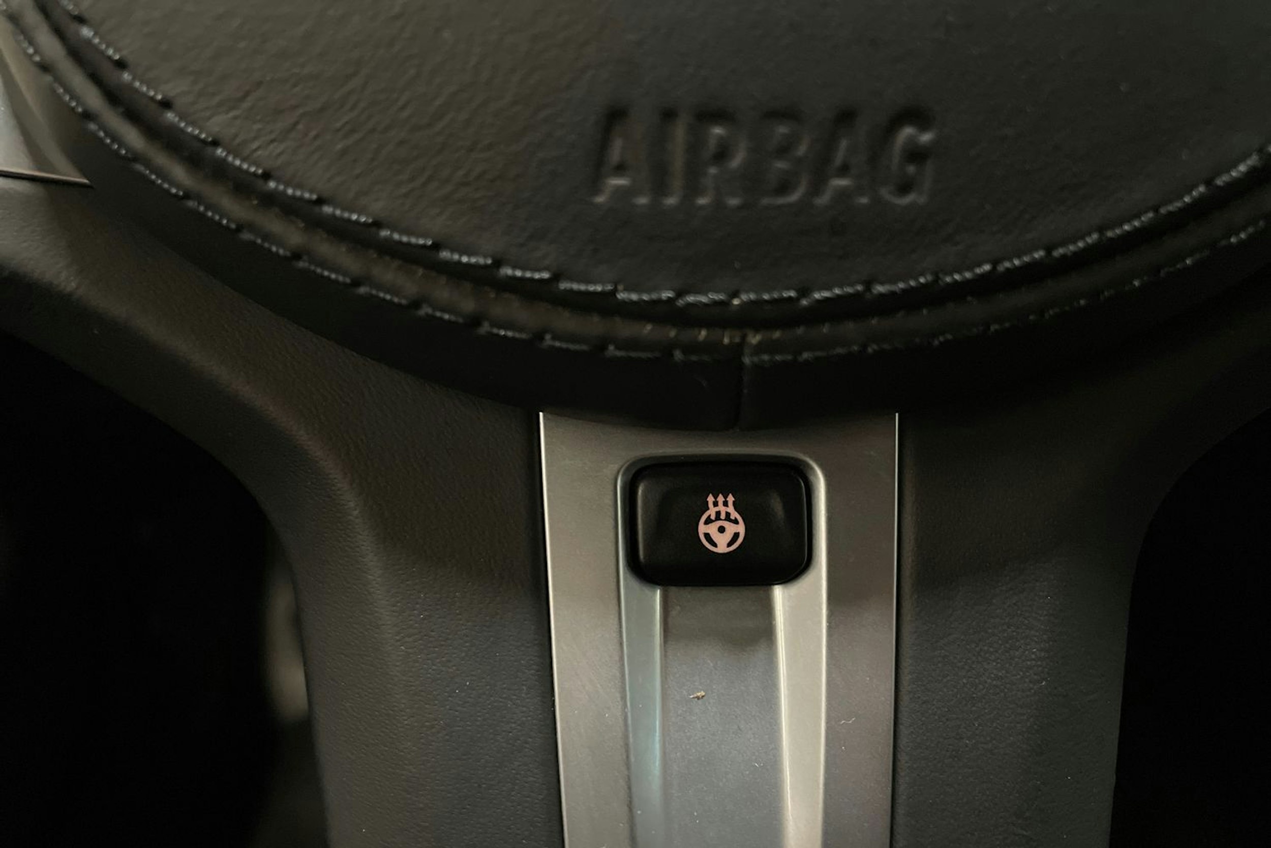 sininen BMW 530 2021 kuva 18.