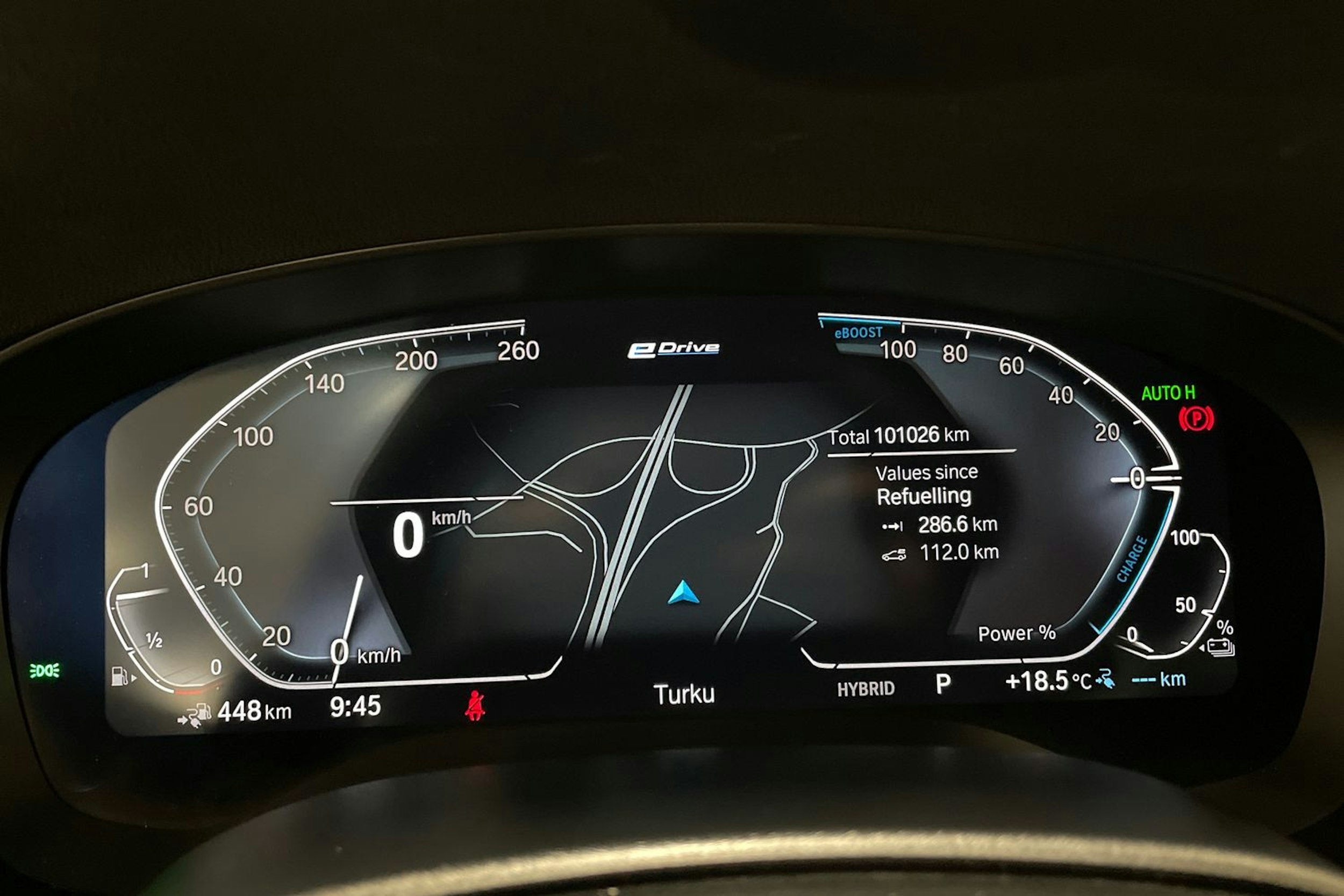 sininen BMW 530 2021 kuva 19.