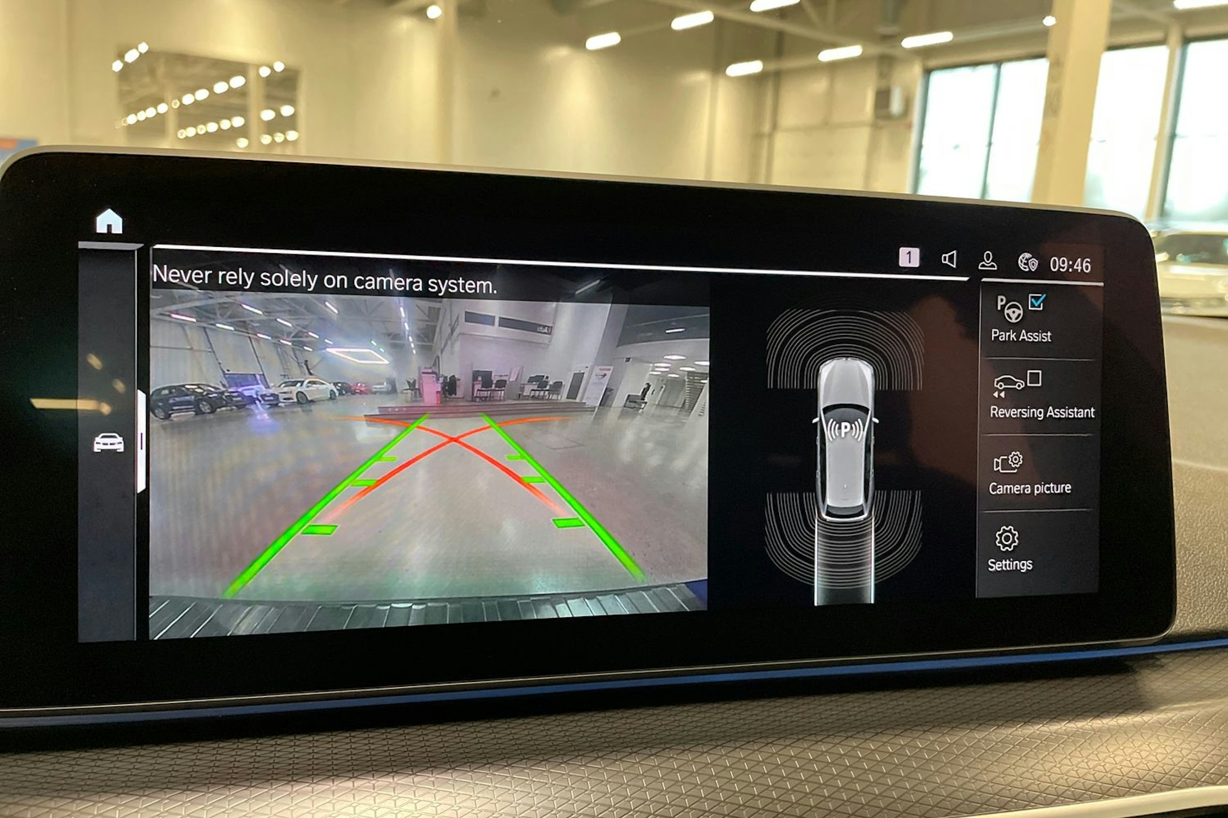 sininen BMW 530 2021 kuva 21.