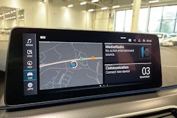 sininen BMW 530 2021 kuva 22.