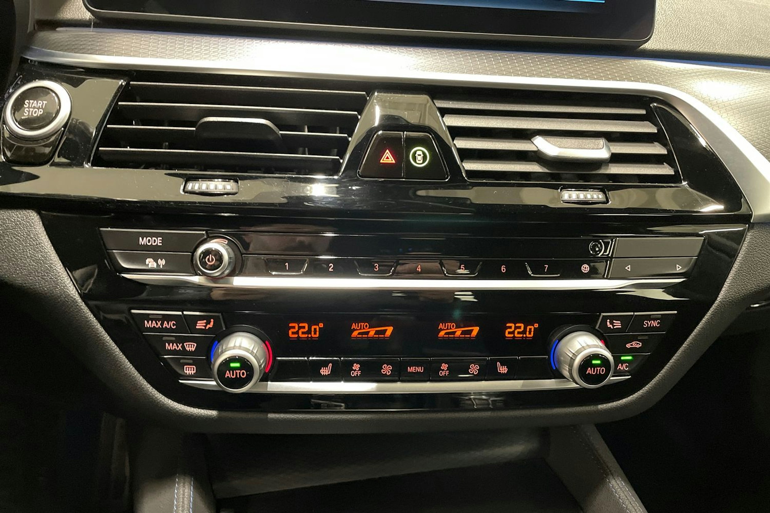 sininen BMW 530 2021 kuva 33.