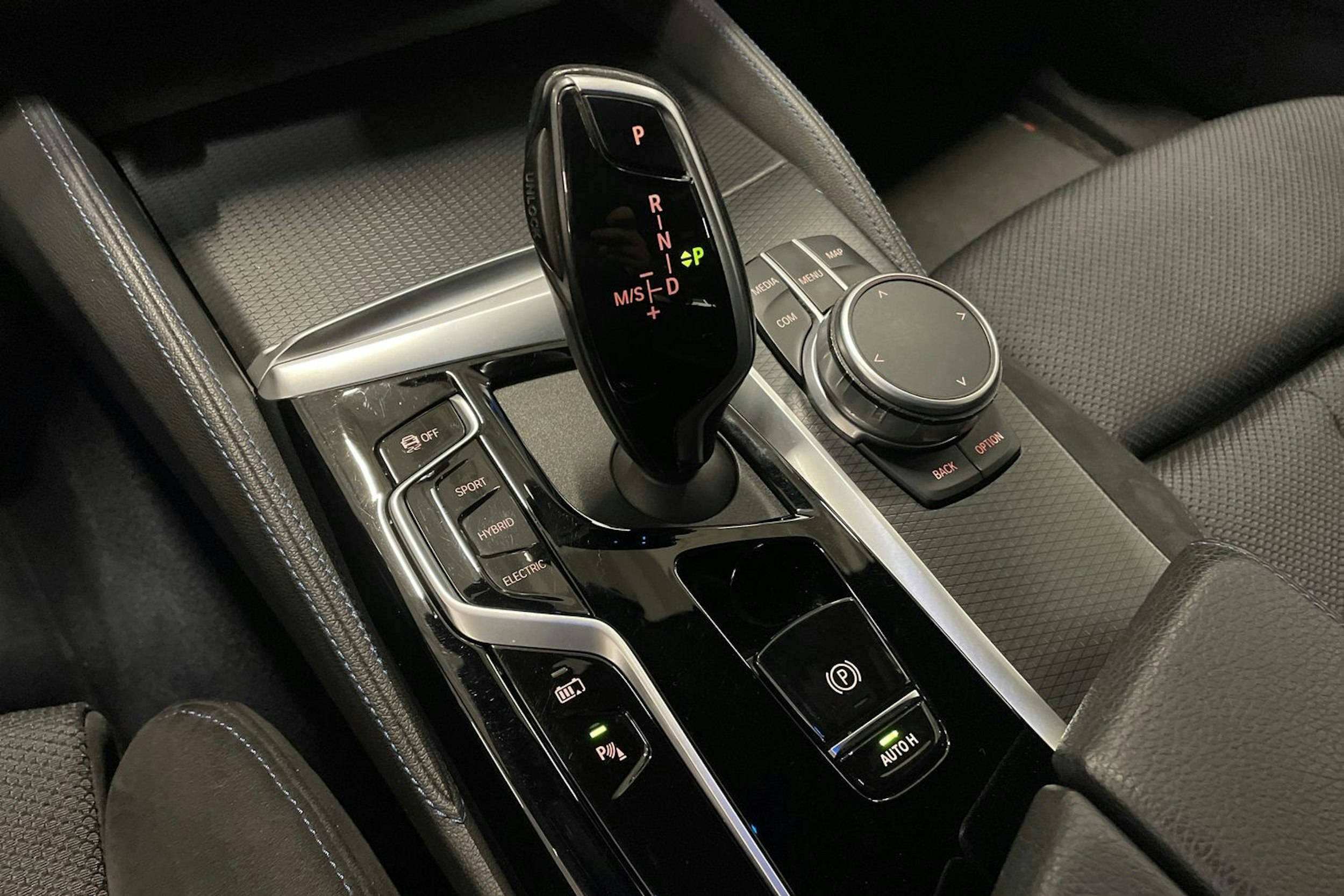 sininen BMW 530 2021 kuva 34.