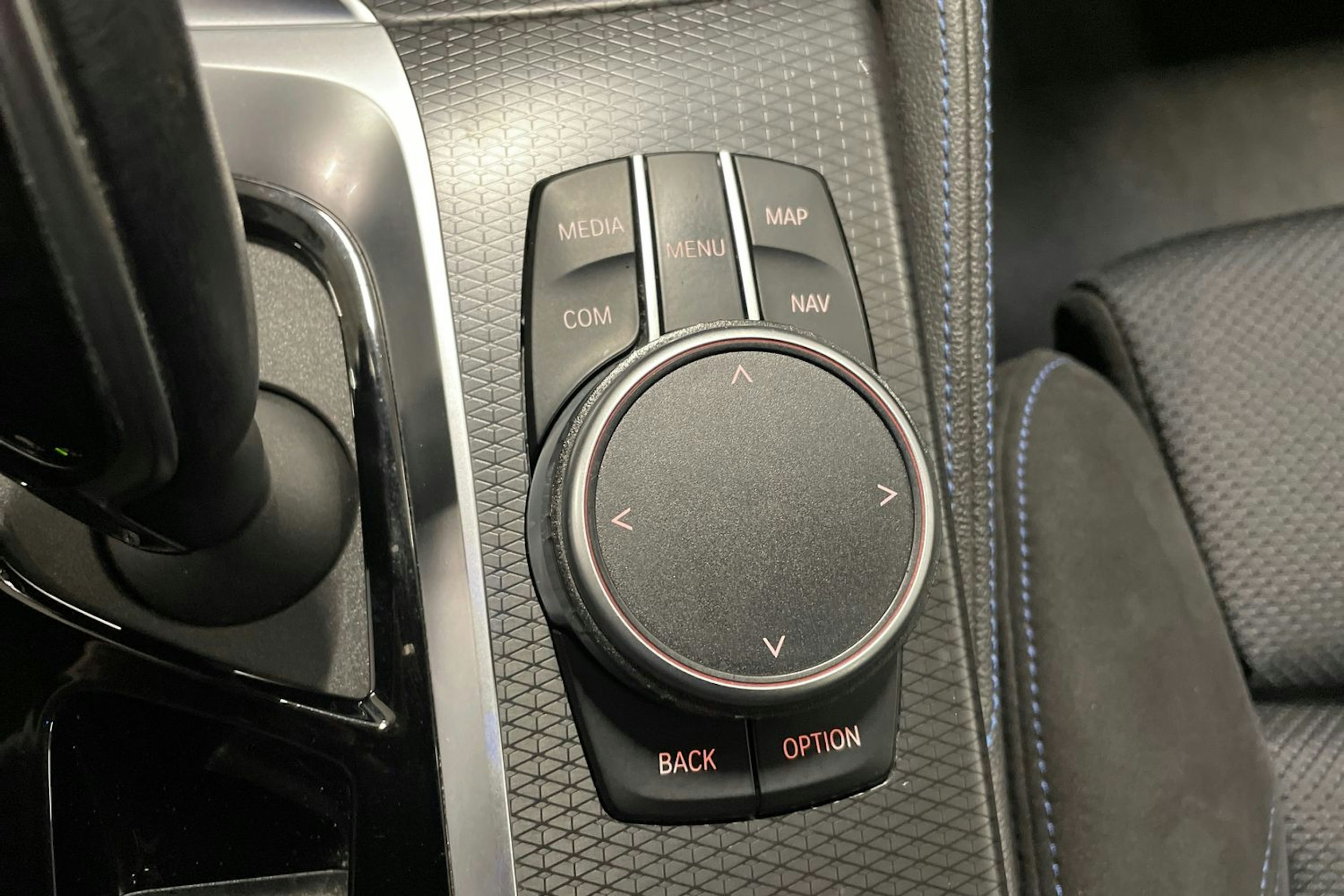 sininen BMW 530 2021 kuva 35.