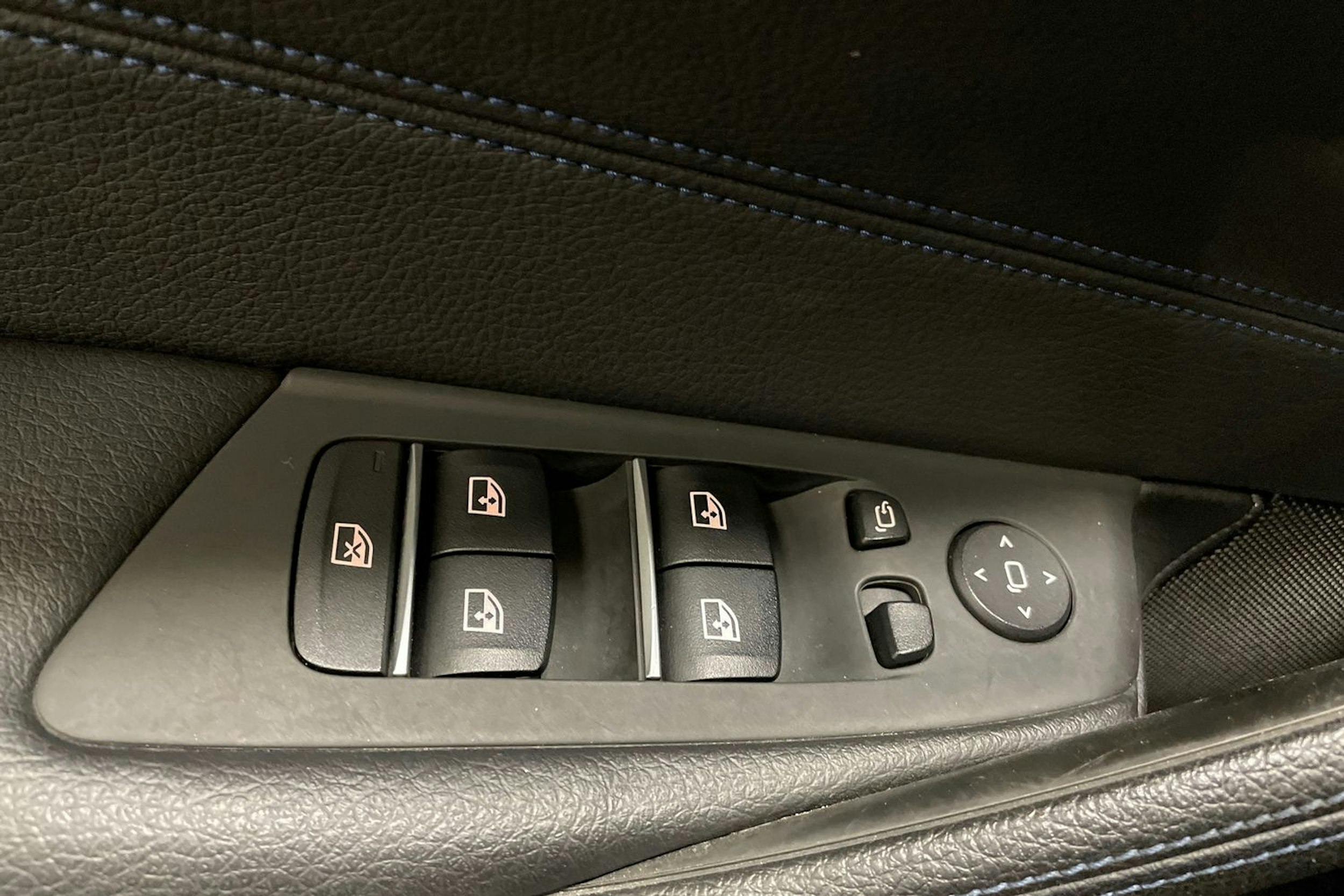 sininen BMW 530 2021 kuva 37.