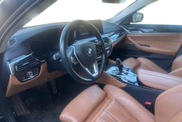 Musta BMW 530 2021 kuva 3.