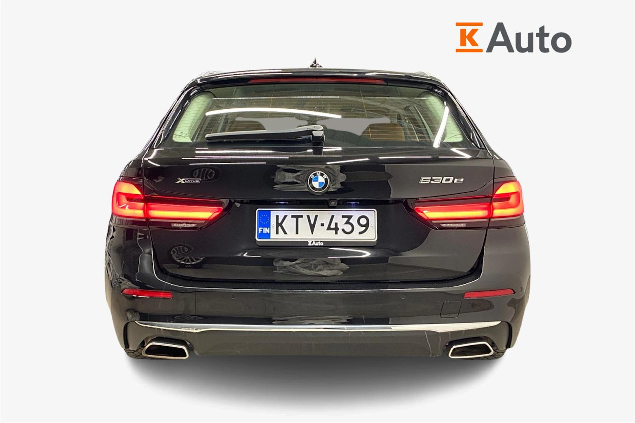 Musta BMW 530 2021 kuva 4.