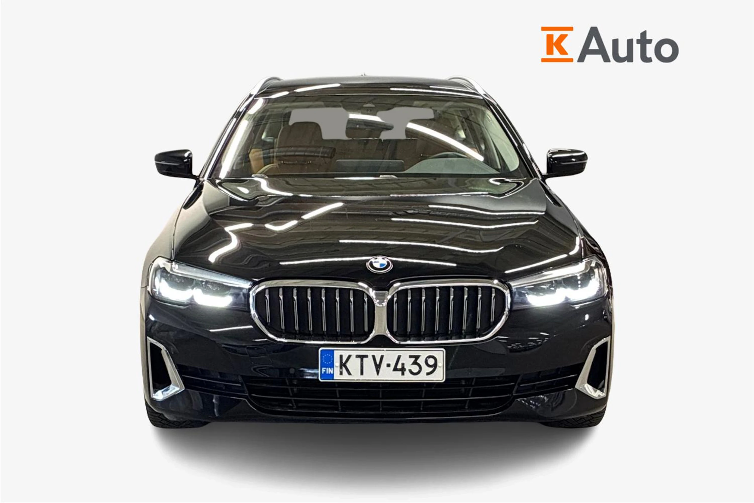 Musta BMW 530 2021 kuva 5.