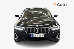Musta BMW 530 2021 kuva 5.
