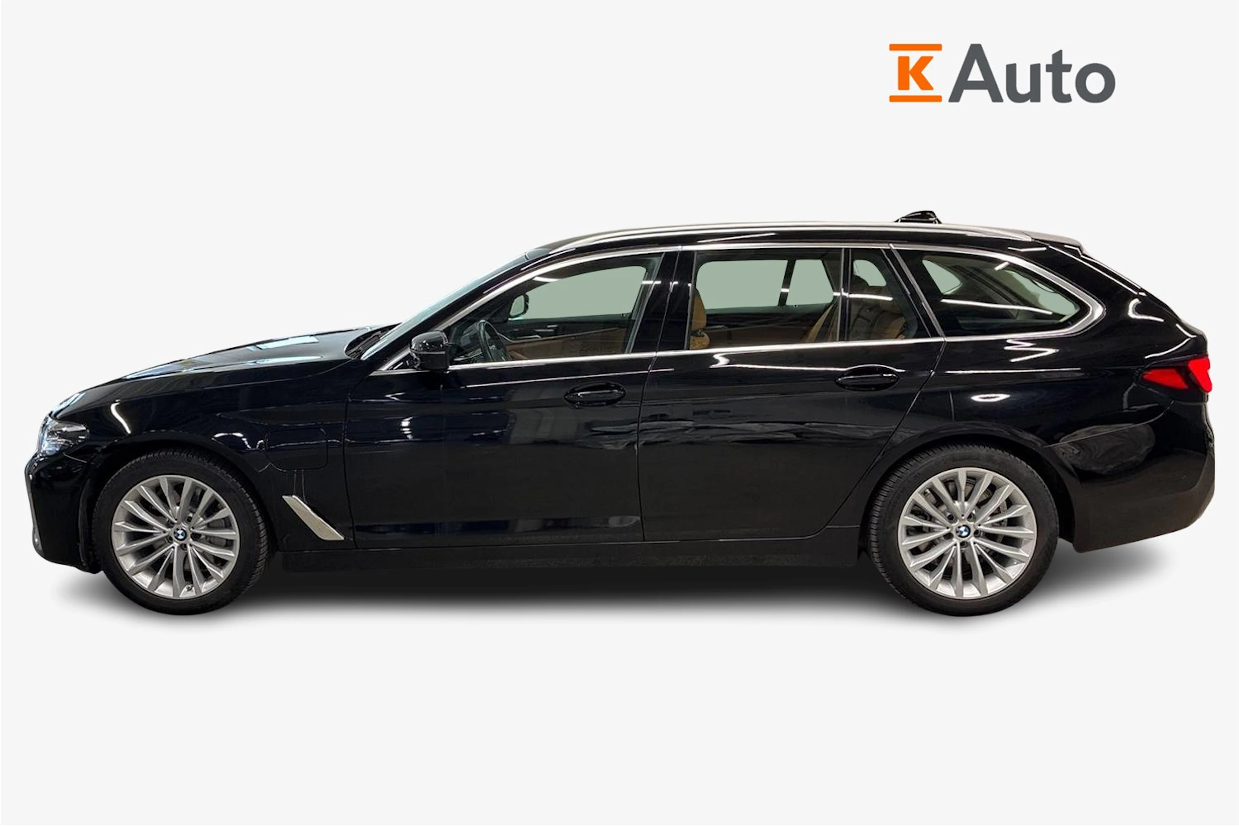 Musta BMW 530 2021 kuva 7.