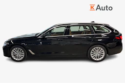 Musta BMW 530 2021 kuva 7.