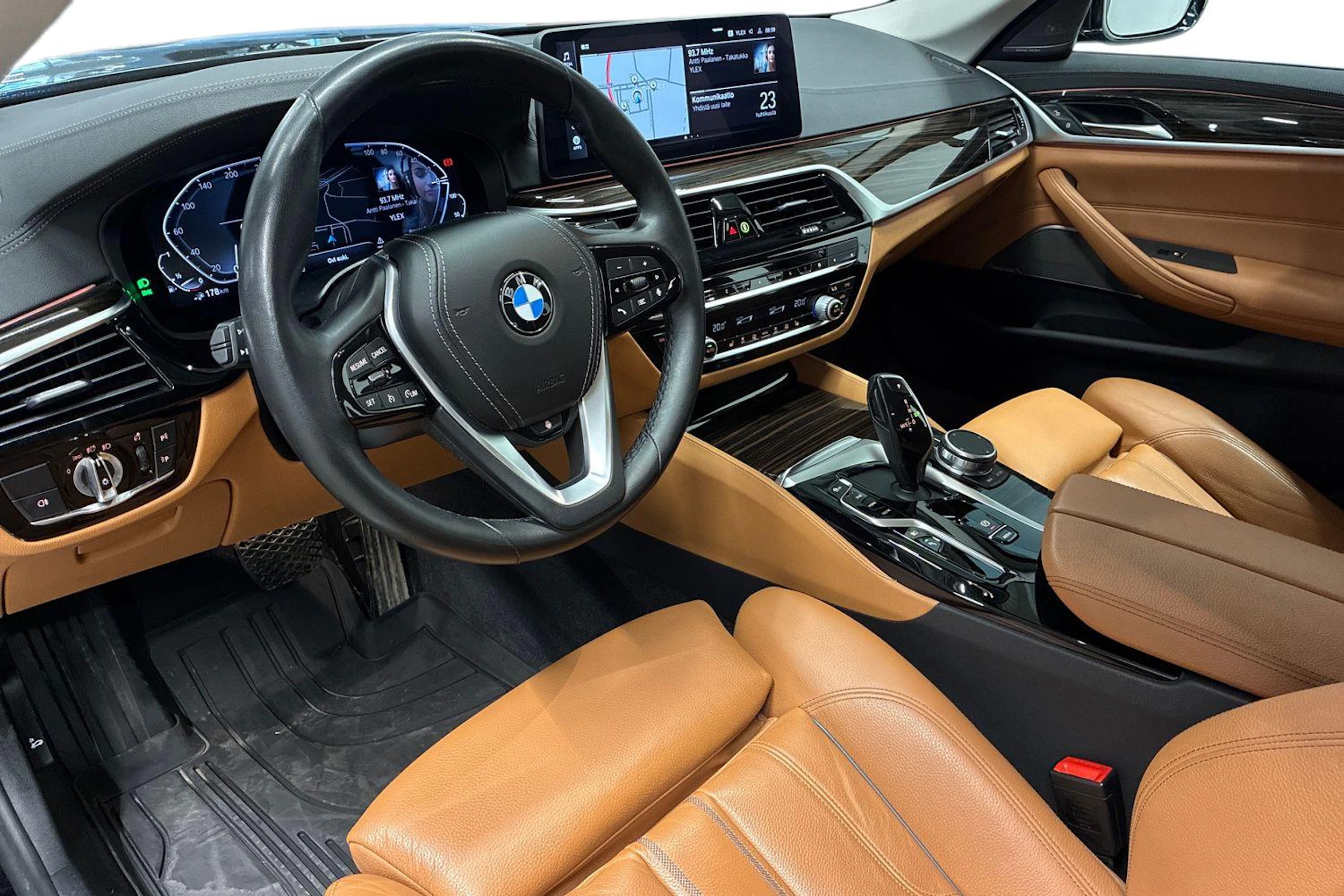 Musta BMW 530 2021 kuva 8.