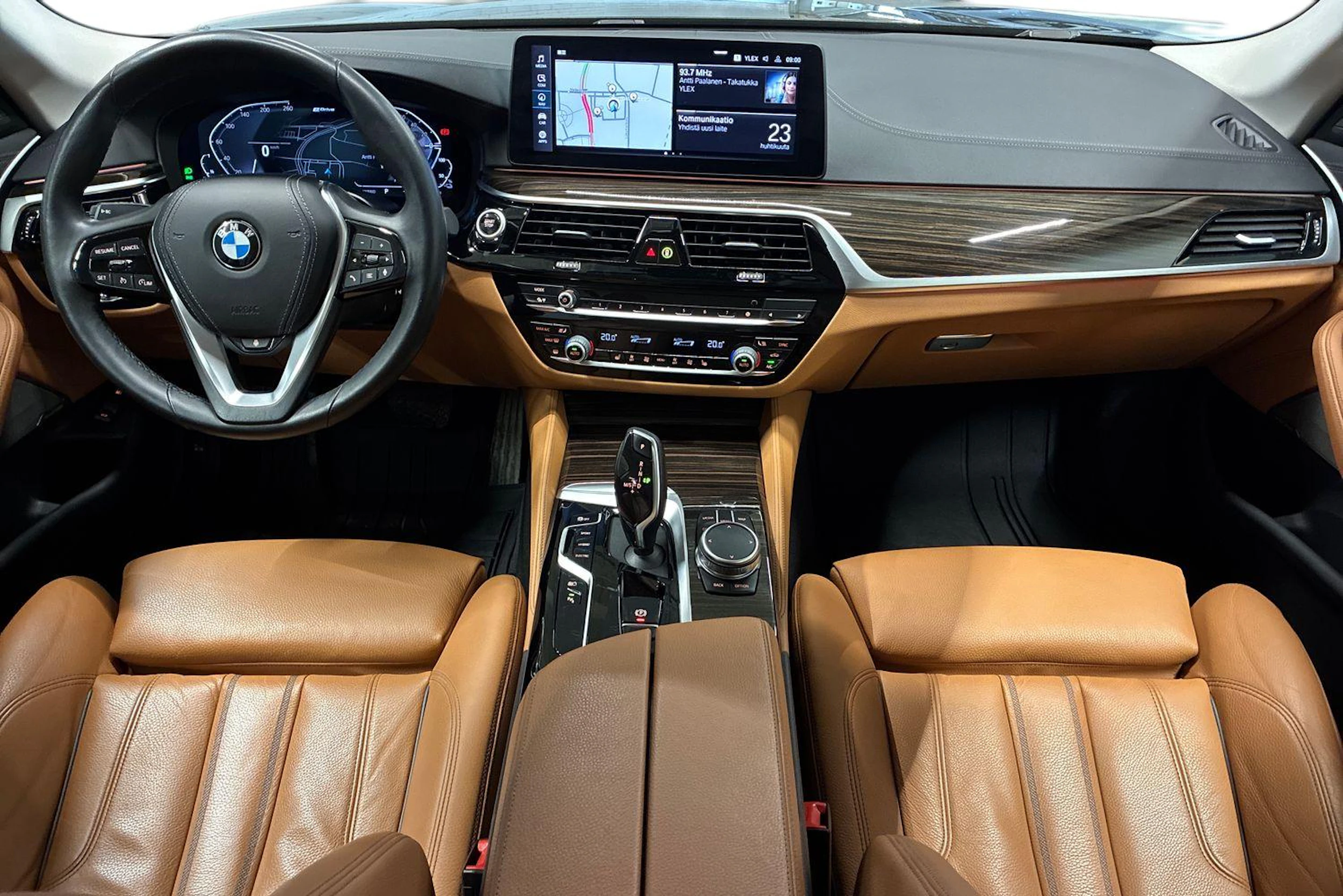 Musta BMW 530 2021 kuva 9.