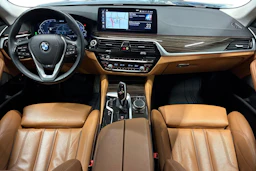 Musta BMW 530 2021 kuva 9.
