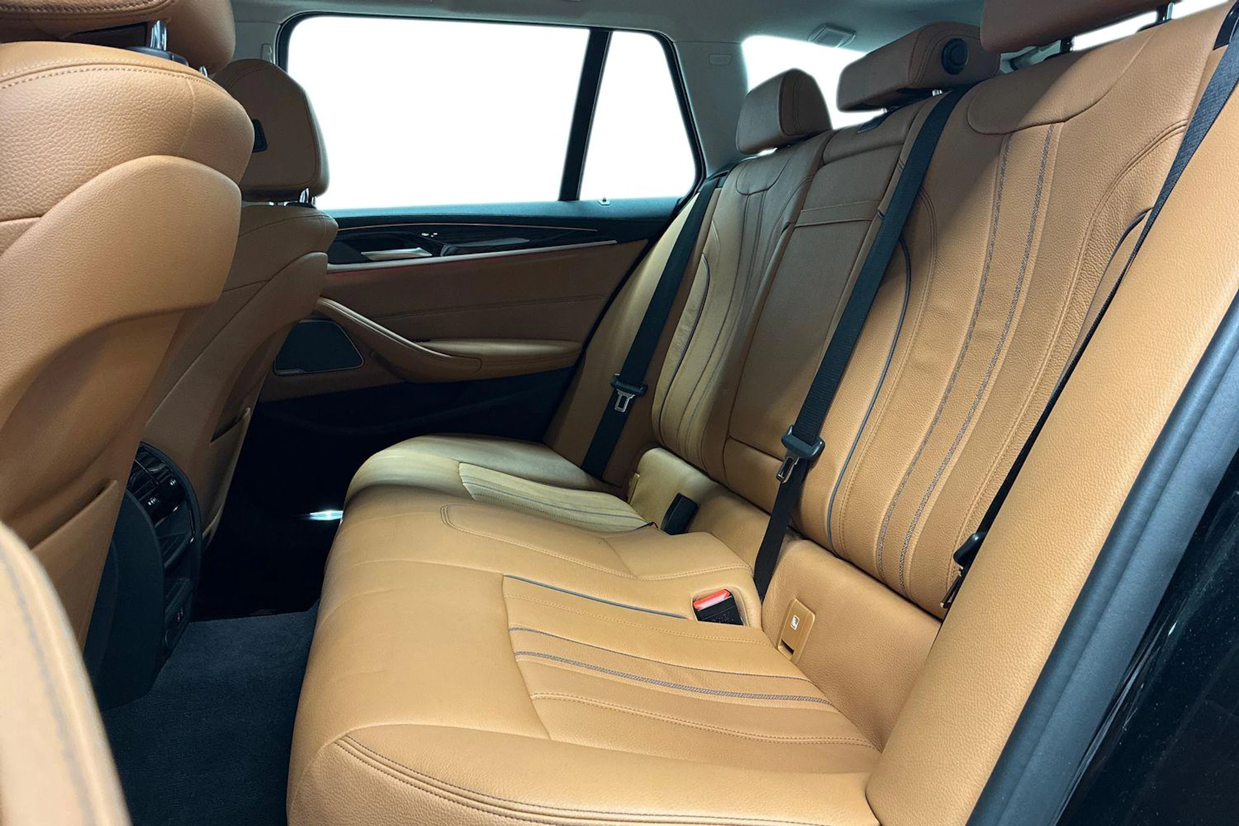 Musta BMW 530 2021 kuva 11.