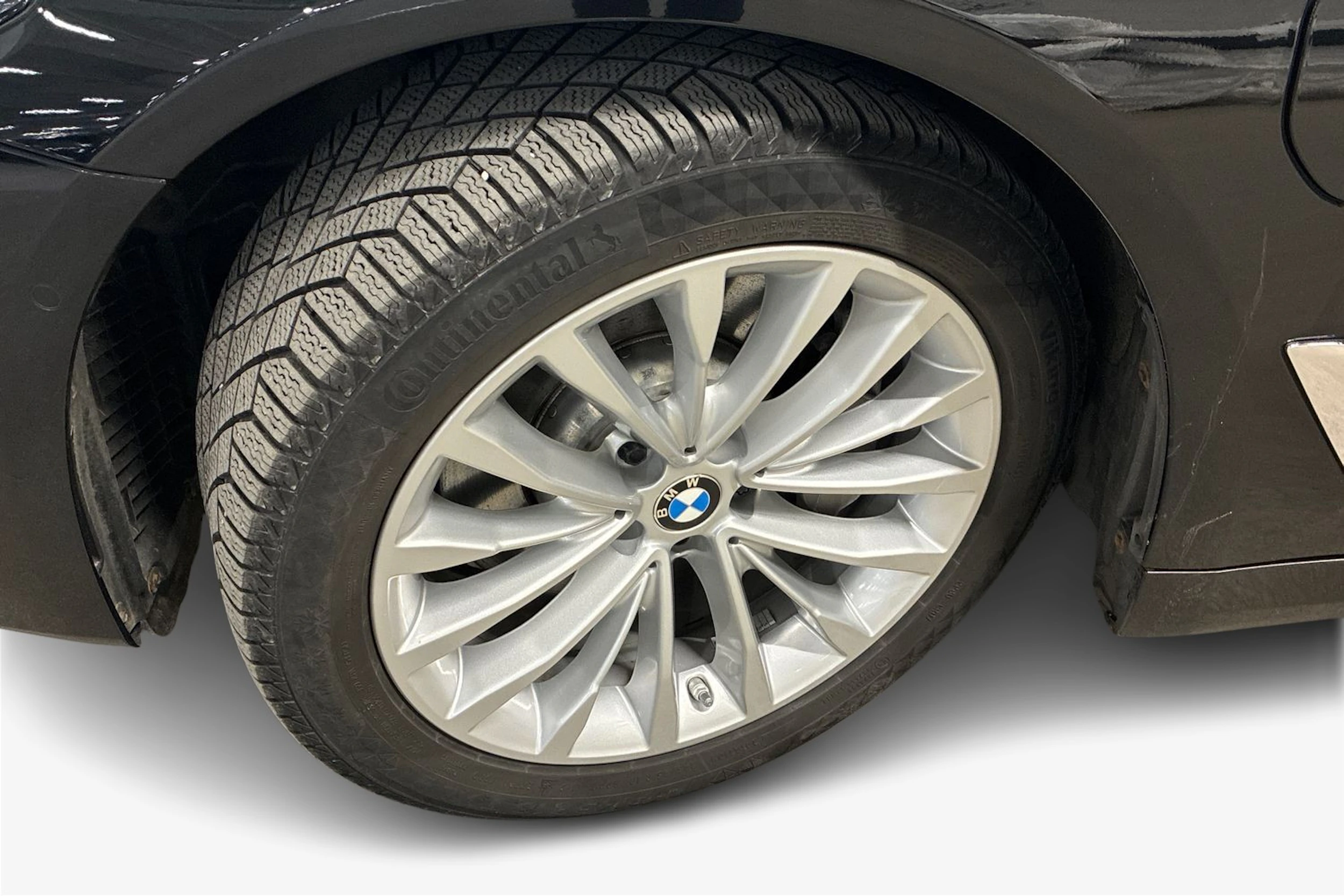 Musta BMW 530 2021 kuva 12.