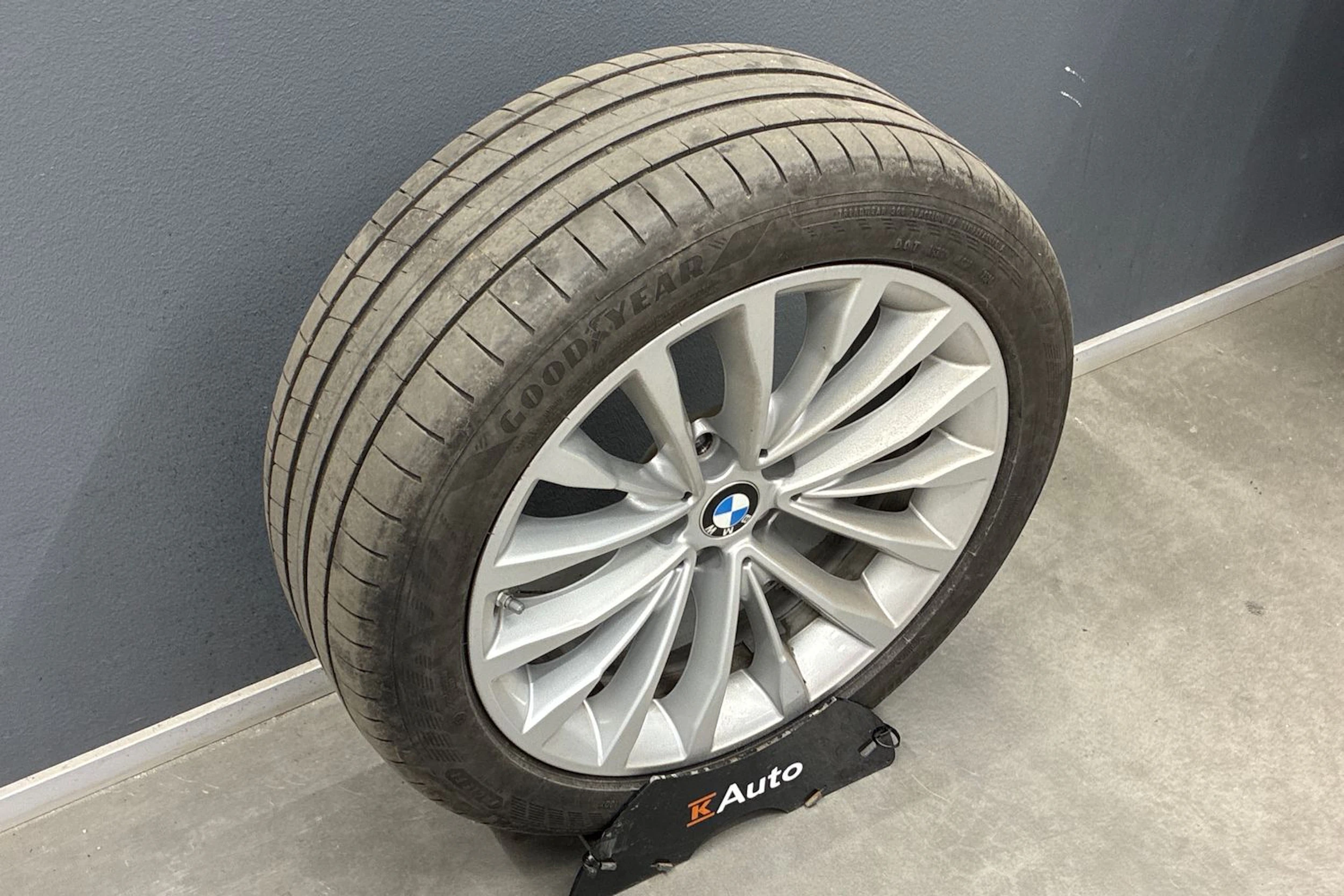 Musta BMW 530 2021 kuva 13.