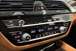 Musta BMW 530 2021 kuva 22.
