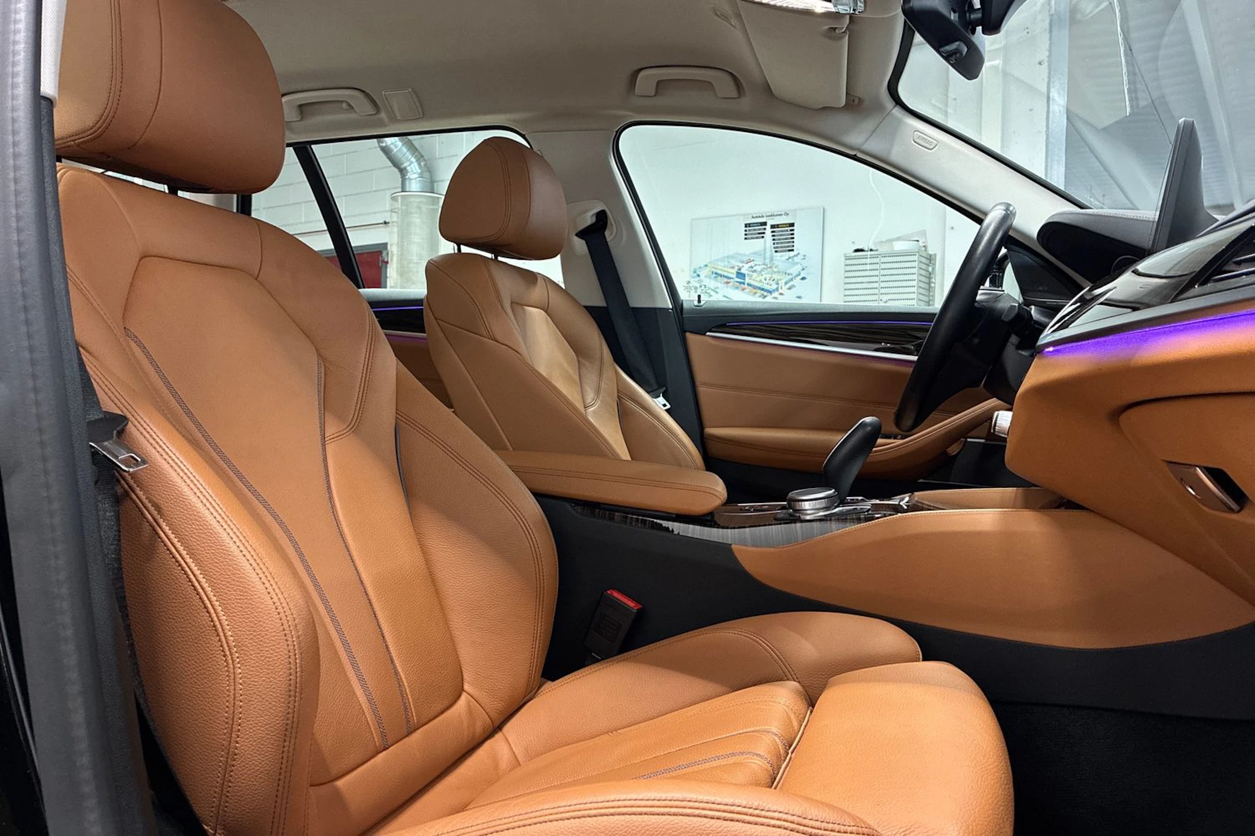 Musta BMW 530 2021 kuva 30.