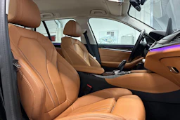 Musta BMW 530 2021 kuva 30.