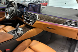 Musta BMW 530 2021 kuva 31.