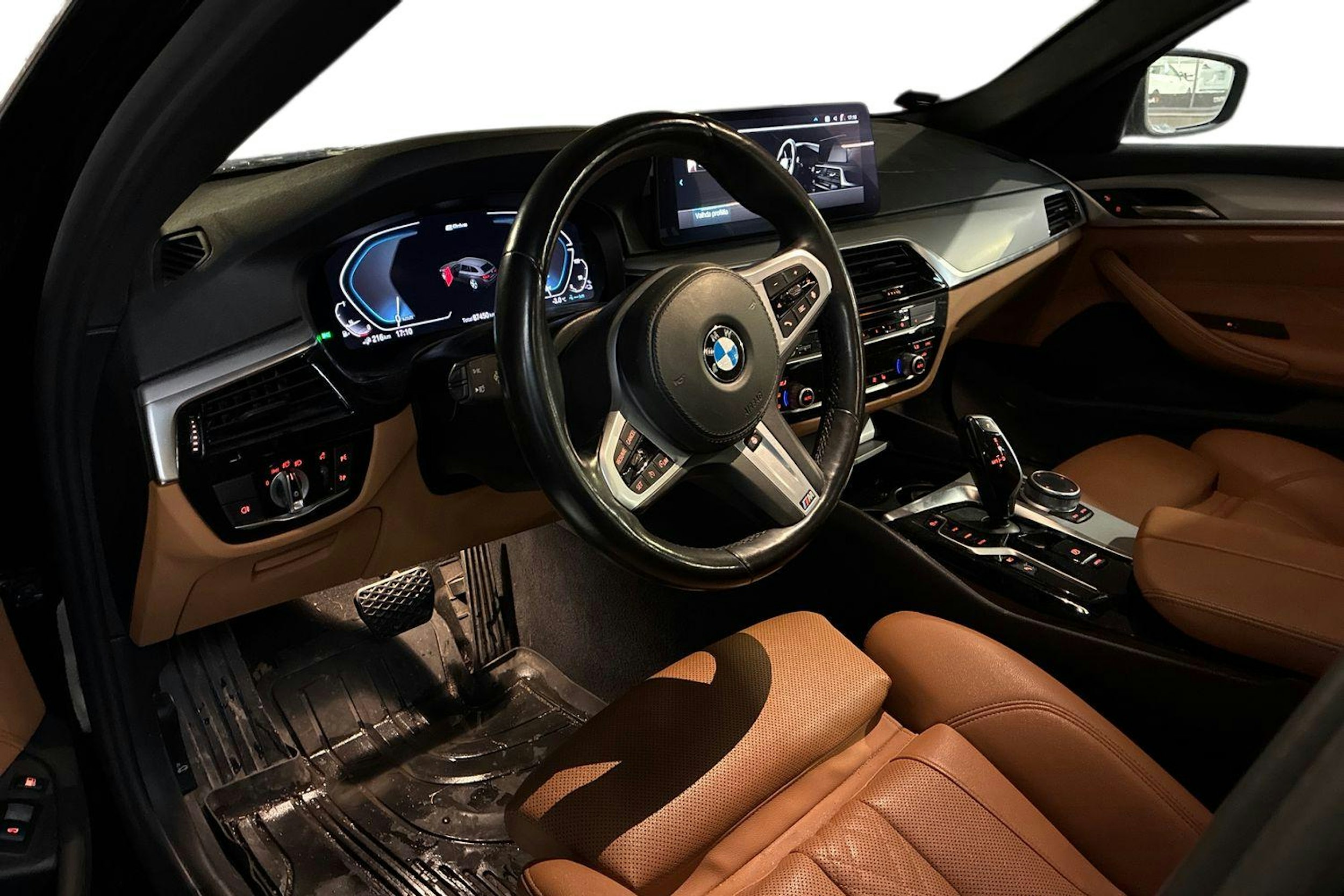 musta BMW 530 2021 kuva 3.