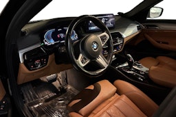 musta BMW 530 2021 kuva 3.