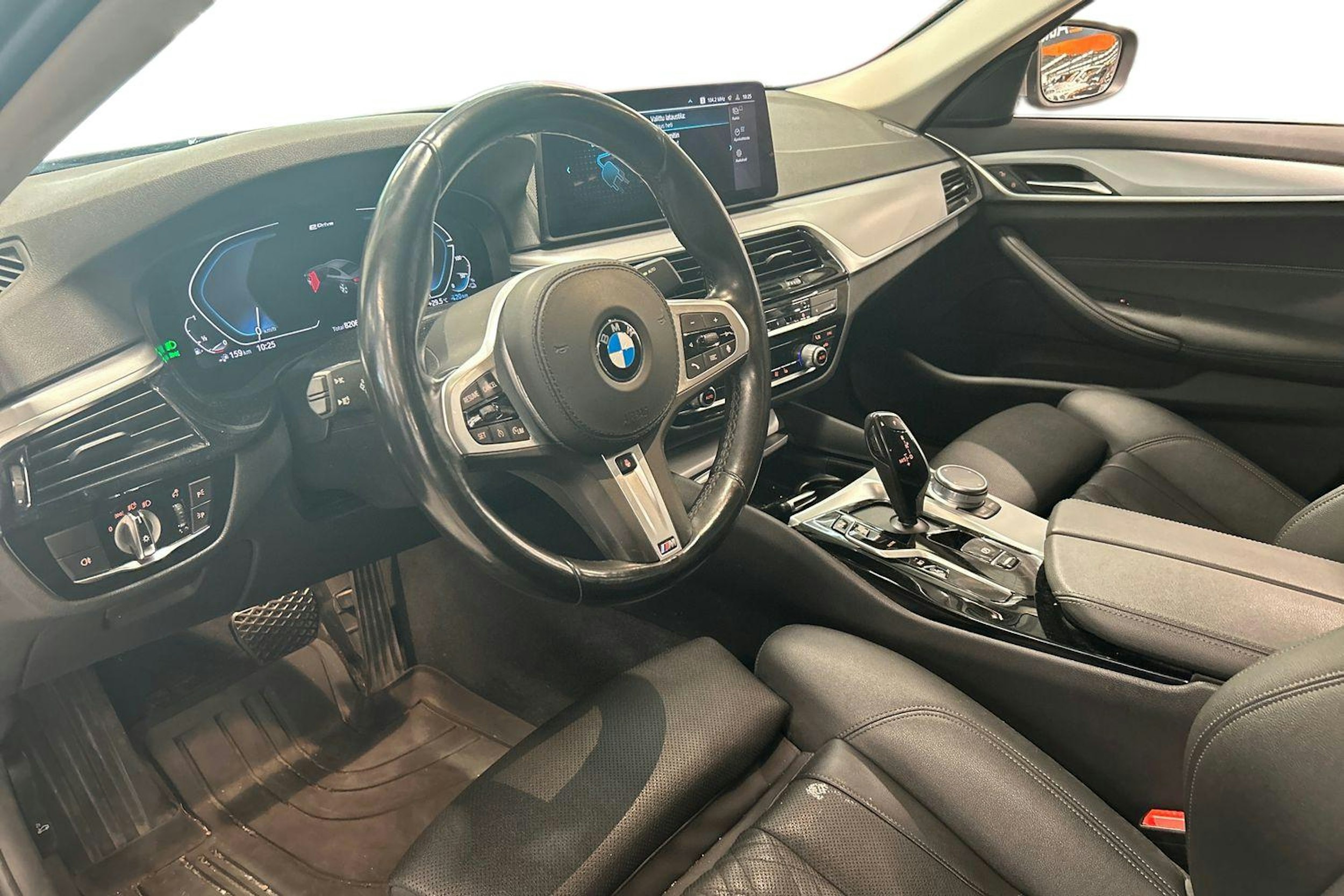 harmaa BMW 530 2021 kuva 3.