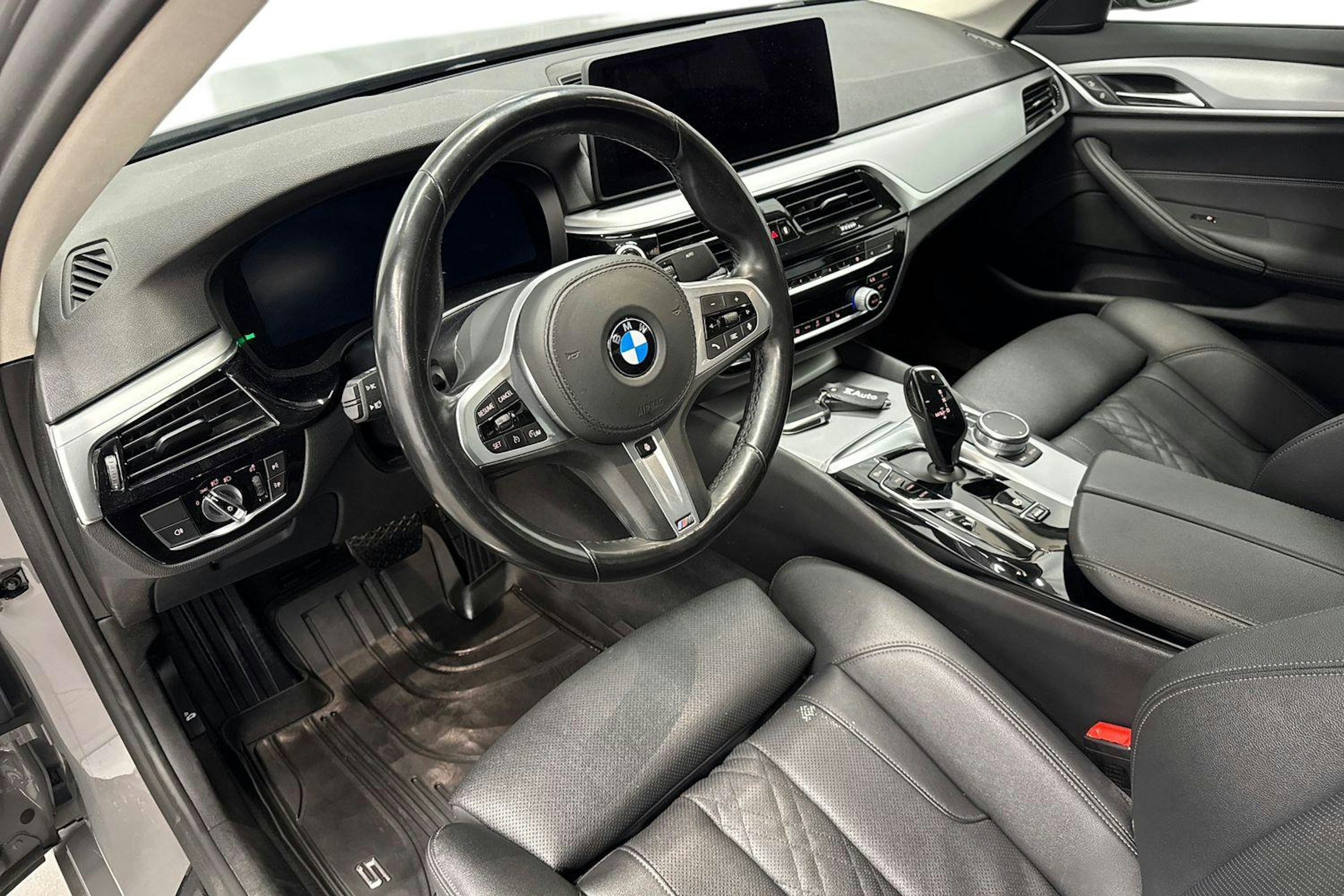 harmaa BMW 530 2021 kuva 6.