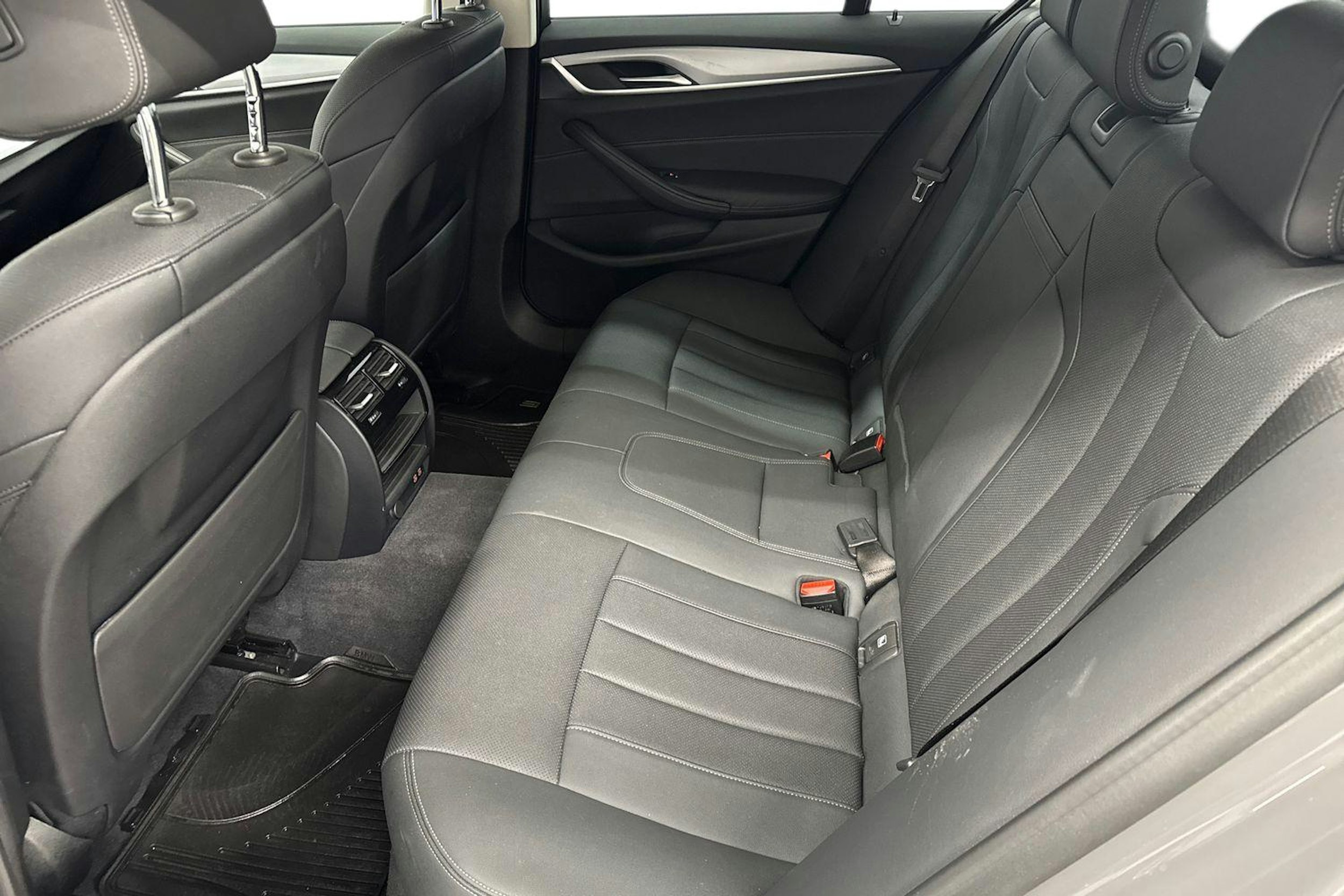 harmaa BMW 530 2021 kuva 8.