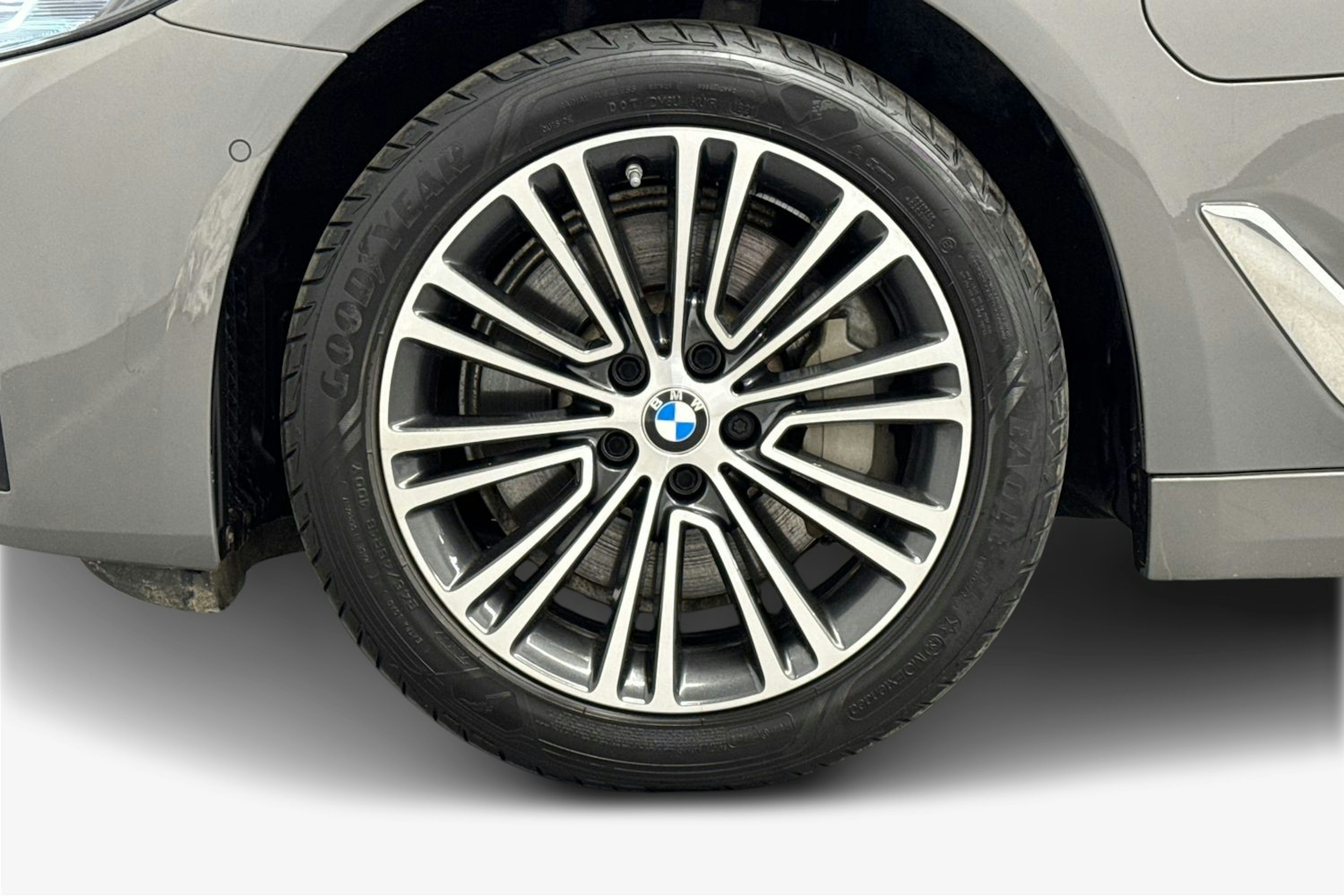 harmaa BMW 530 2021 kuva 9.