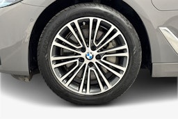 harmaa BMW 530 2021 kuva 9.
