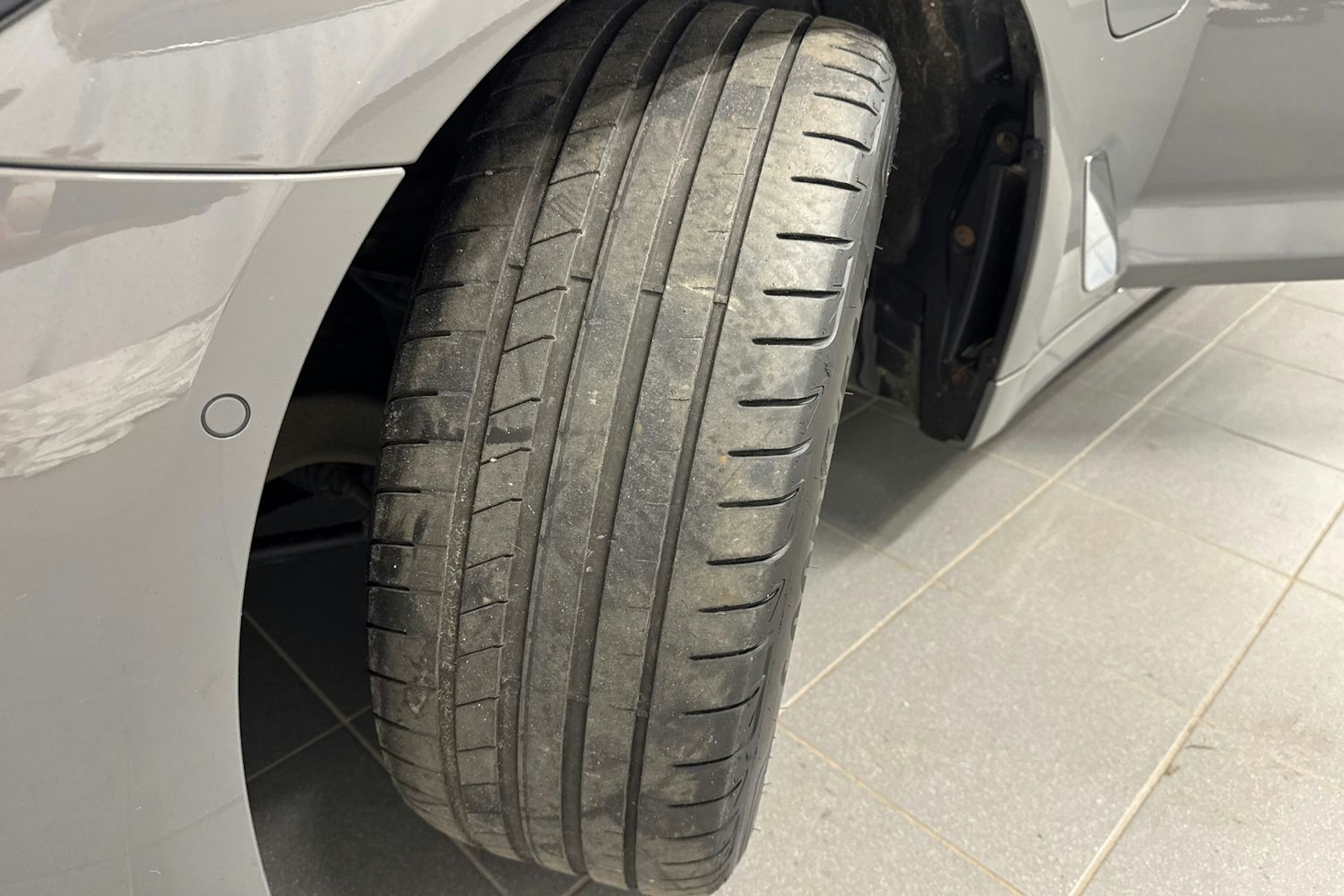 harmaa BMW 530 2021 kuva 10.
