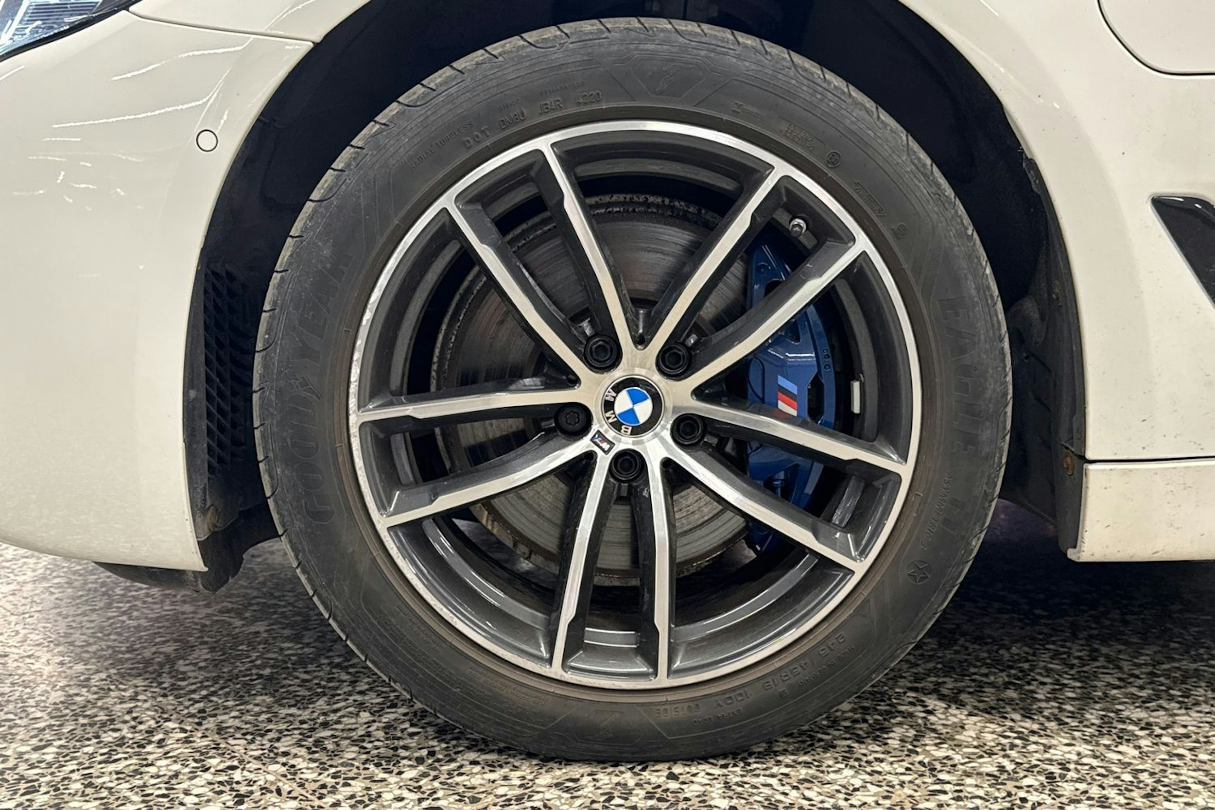 Valkoinen BMW 530 2021 kuva 38.
