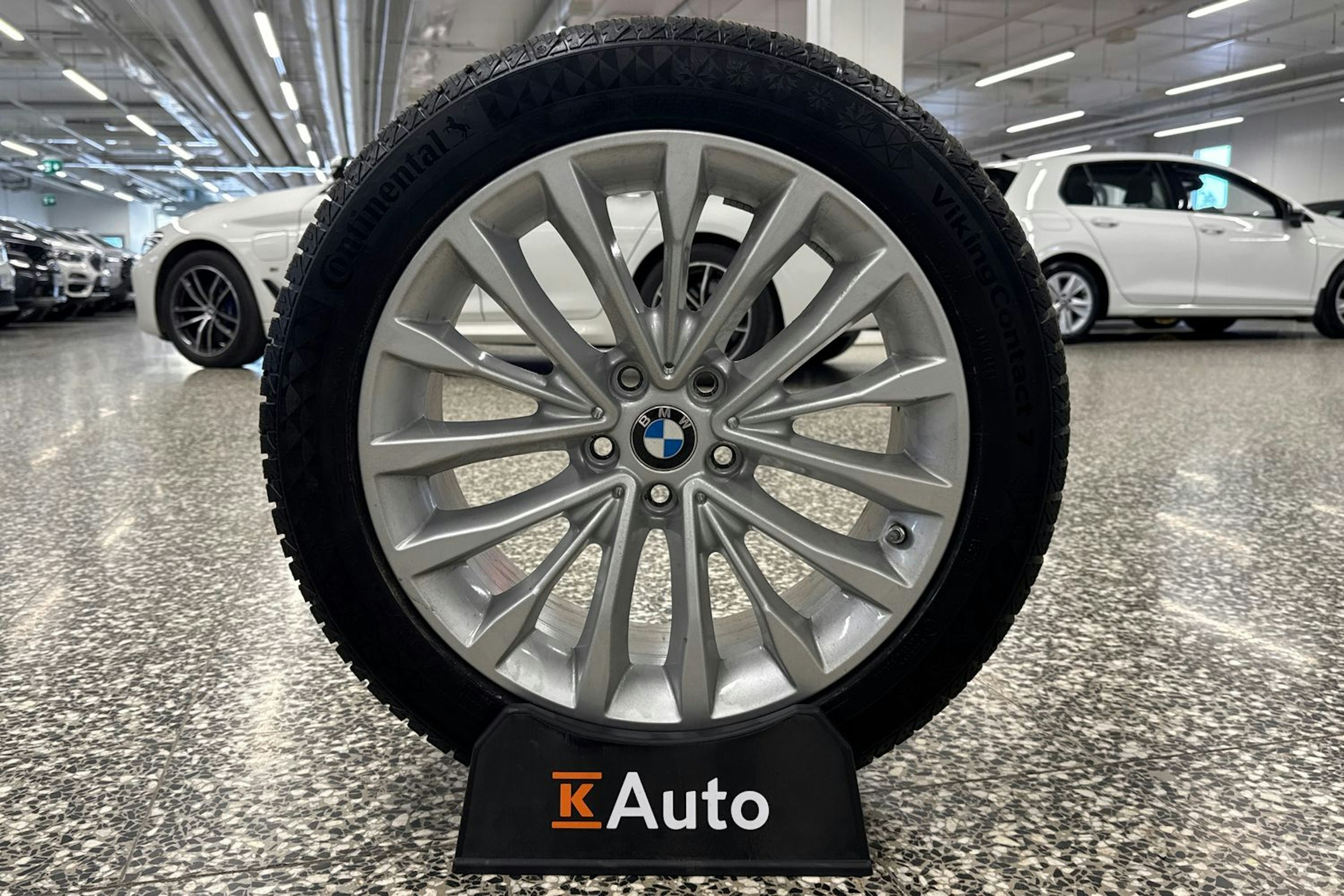 Valkoinen BMW 530 2021 kuva 40.