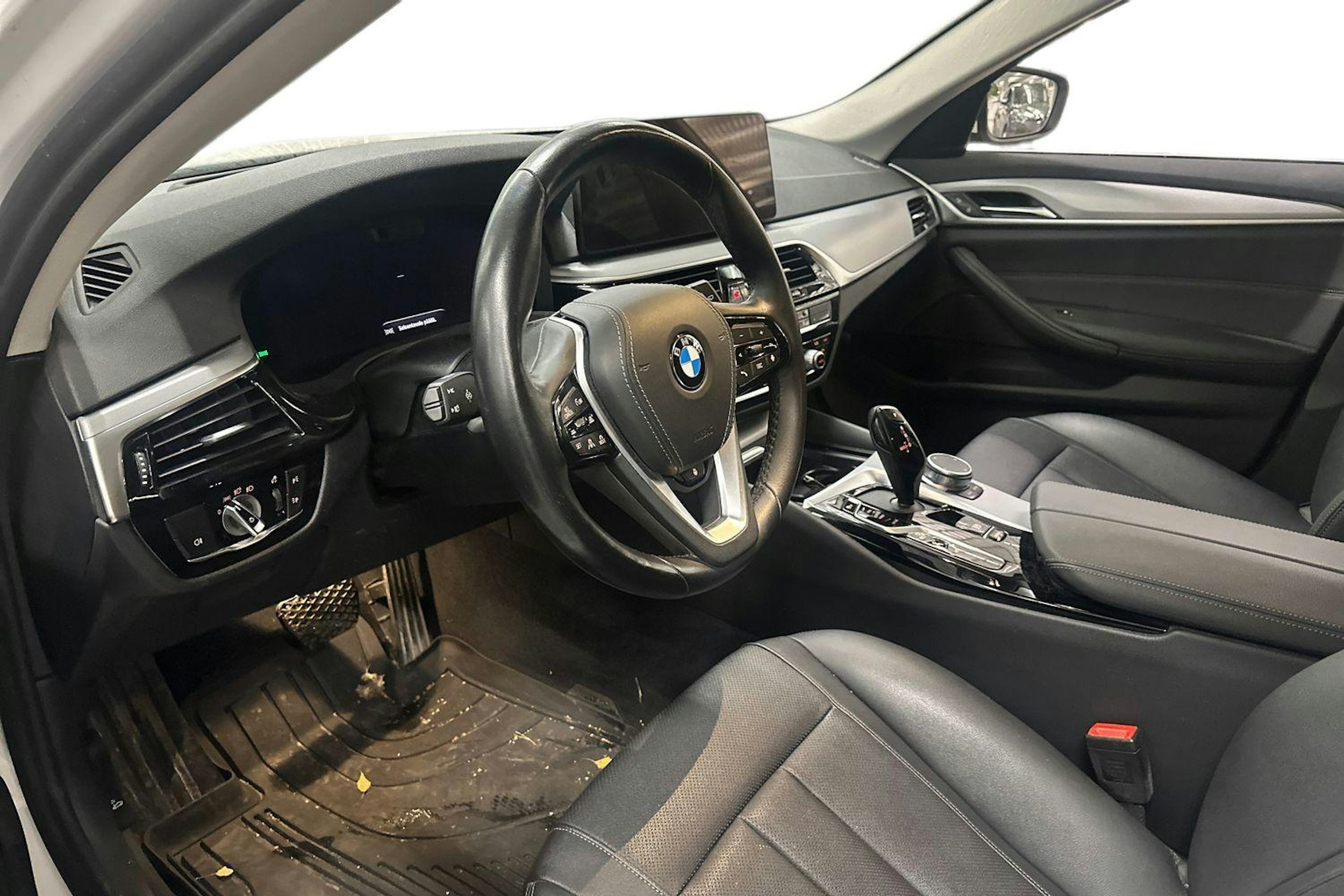 Valkoinen BMW 530 2021 kuva 3.