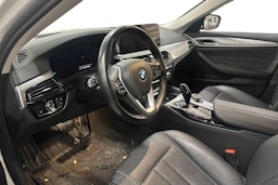 Valkoinen BMW 530 2021 kuva 3.