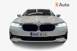 valkoinen BMW 530 2021 kuva 4.