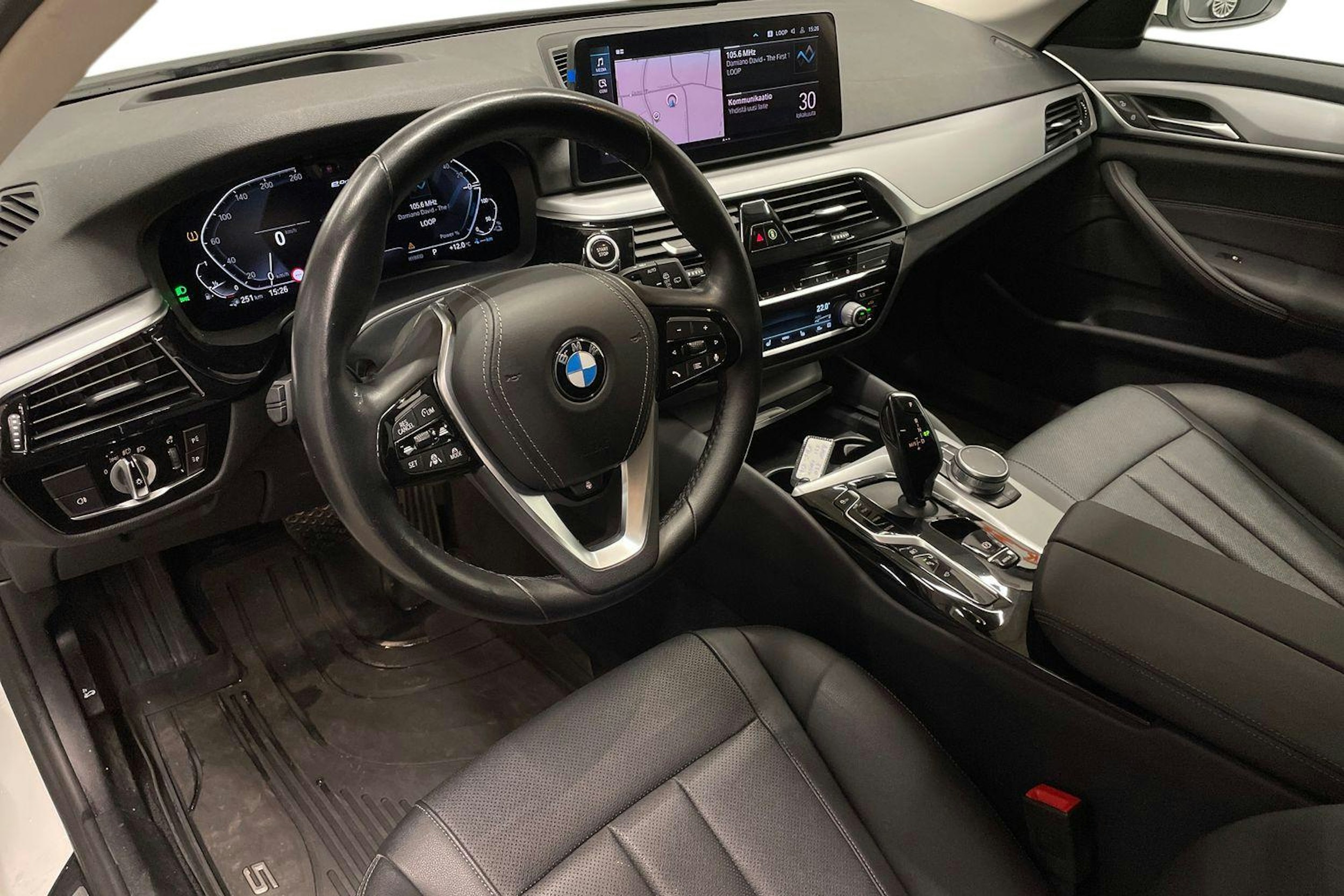 valkoinen BMW 530 2021 kuva 6.