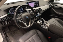 valkoinen BMW 530 2021 kuva 6.