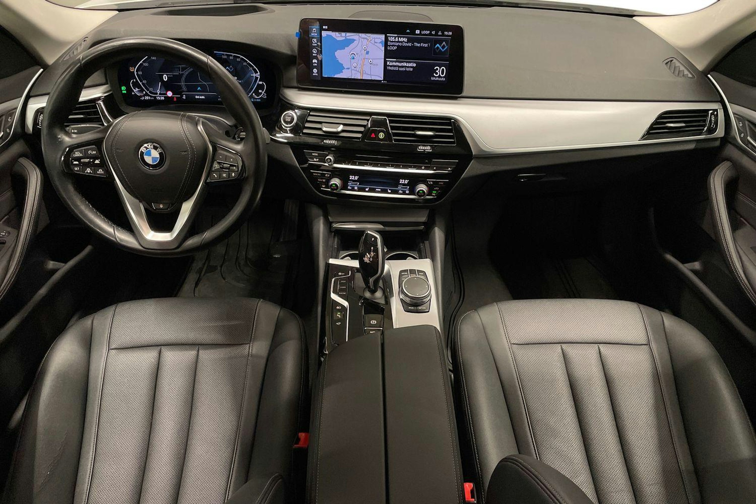 valkoinen BMW 530 2021 kuva 7.