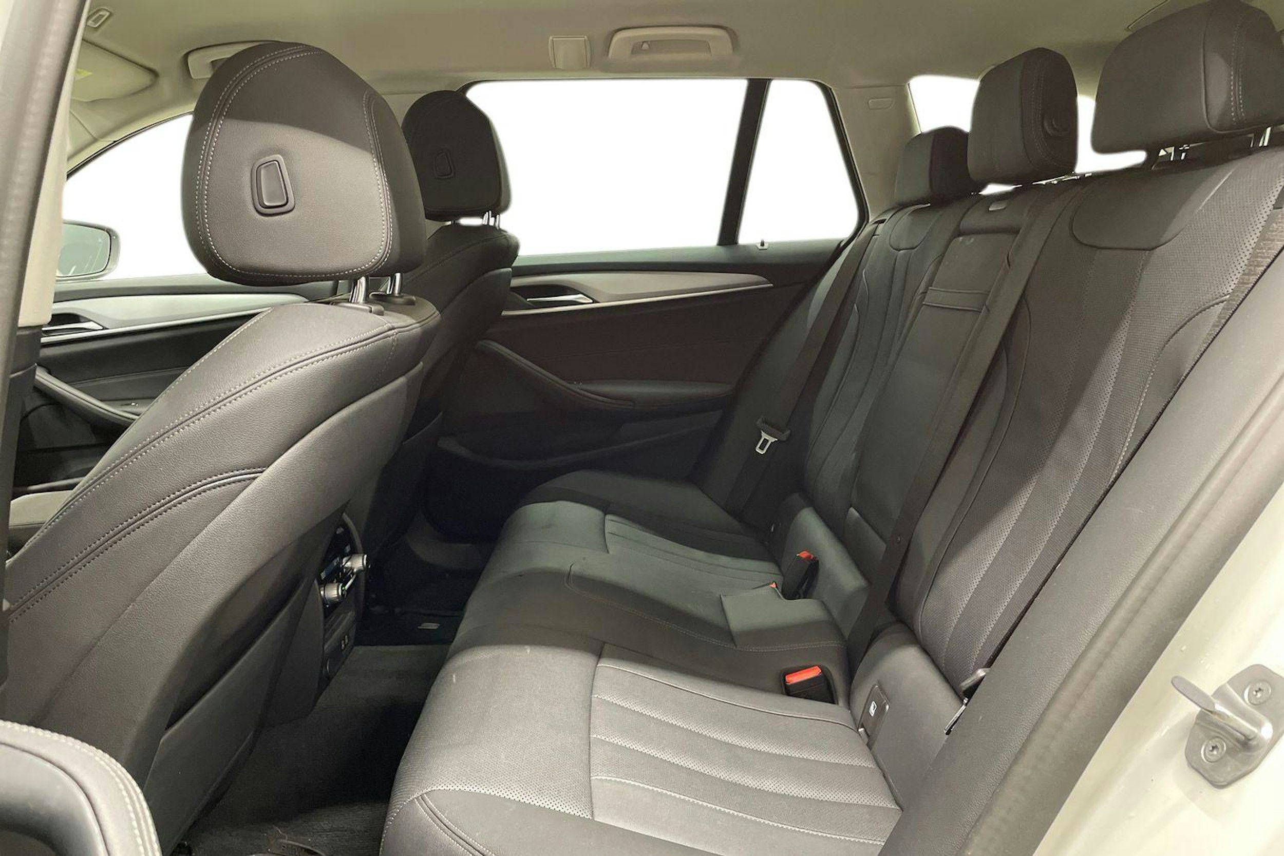 valkoinen BMW 530 2021 kuva 8.