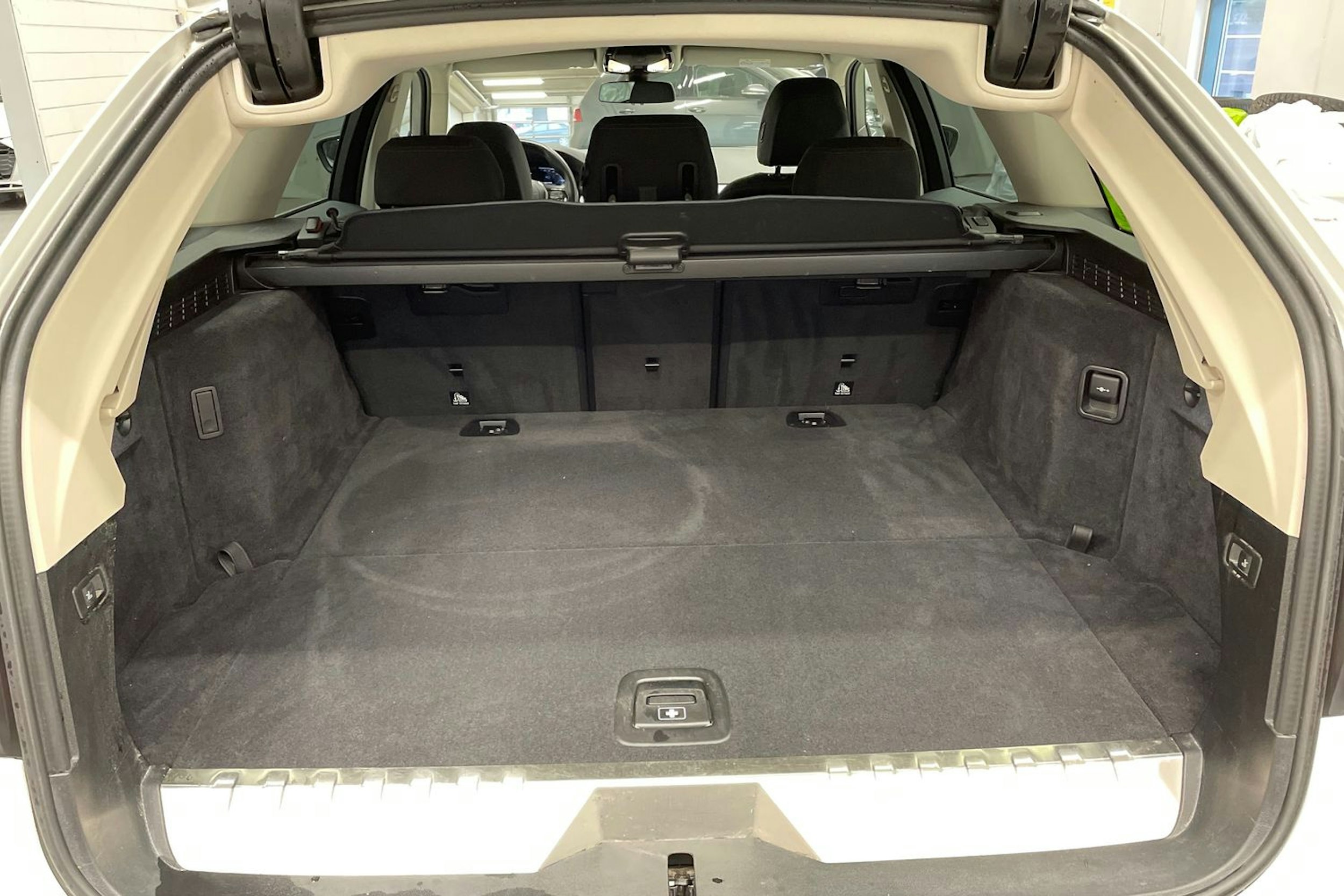 valkoinen BMW 530 2021 kuva 12.