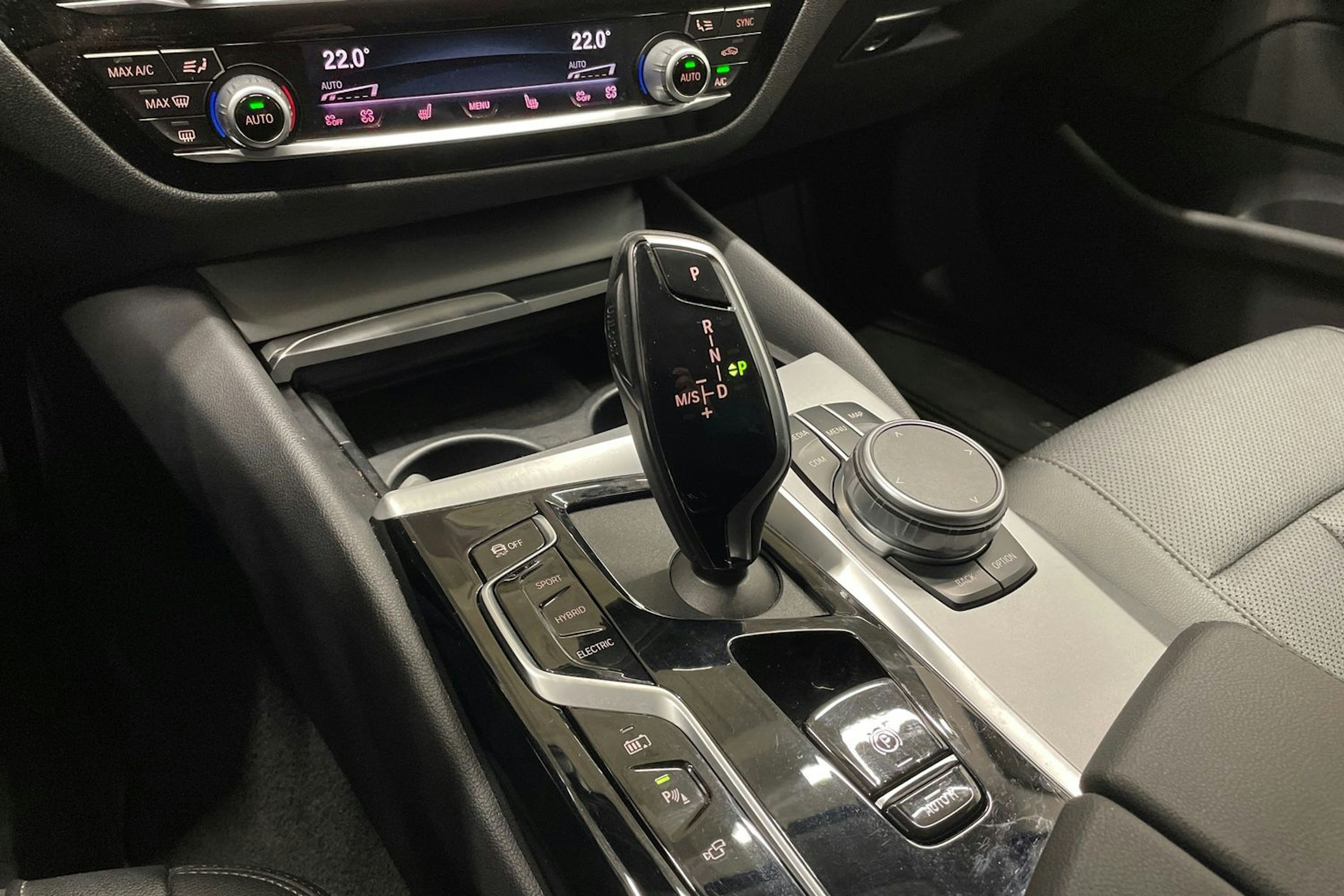 valkoinen BMW 530 2021 kuva 16.