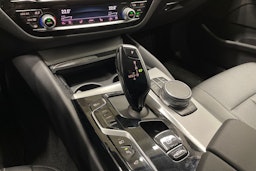 valkoinen BMW 530 2021 kuva 16.